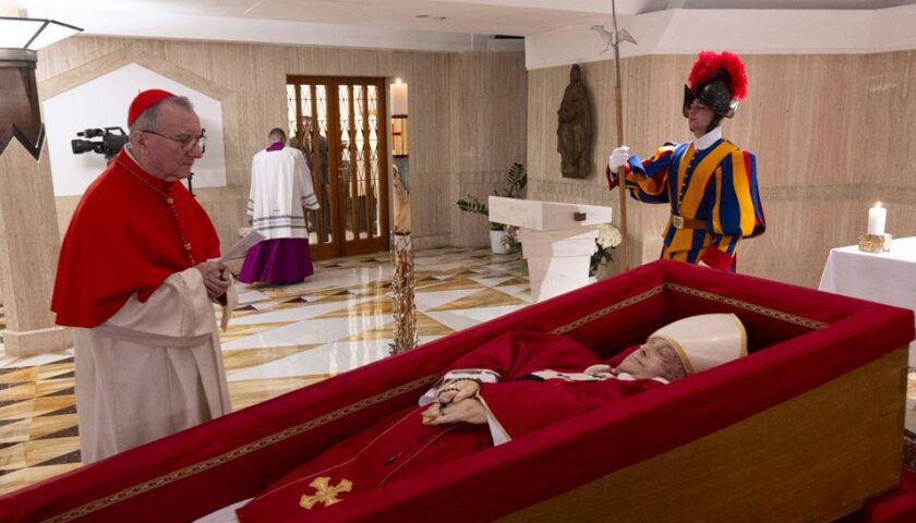 Papa Francesco, il Vaticano diffonde le immagini della bara aperta