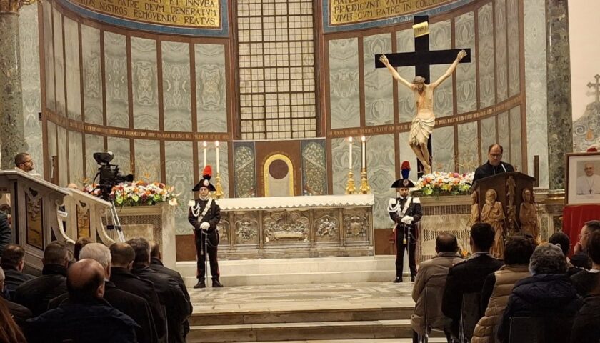 Salerno, tanta gente alla veglia di preghiera al Duomo nel ricordo di Papa Francesco