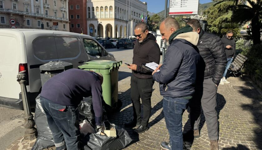 Salerno, errato conferimento rifiuti su via Roma, Laspro e via Irno: multe nell’uovo di Pasqua