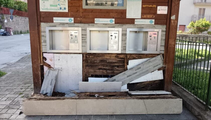 Cava de’ Tirreni, ancora vandali in azione: casa dell’acqua e parcheggio danneggiati