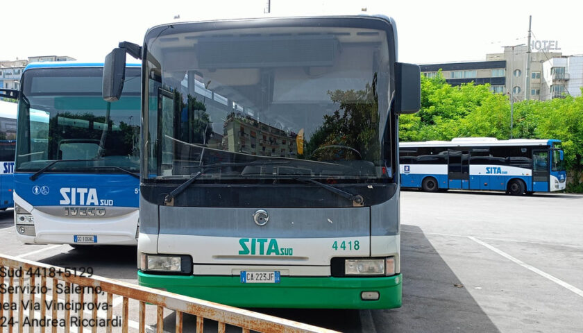 Follia al capolinea della Sita Sud di Salerno, giovane devasta il gabbiotto di via Vinciprova
