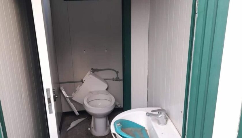 Vandalizzati bagni pubblici della villetta comunale di Nocera Superiore, il sindaco: atto vile