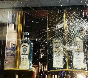 Lancia una pietra nella vetrata di un locale e scappa, paura a Nocera Inferiore