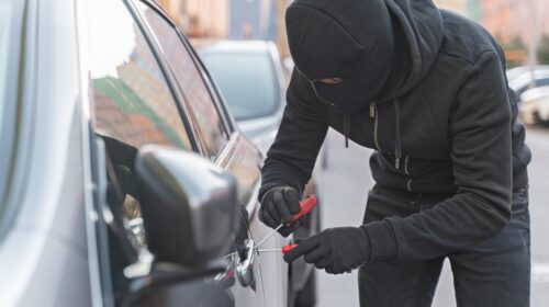 AUTO IN SOSTA COME A SANTA CHIARA: DOPO IL FURTO LE PORTE DI FERRO!