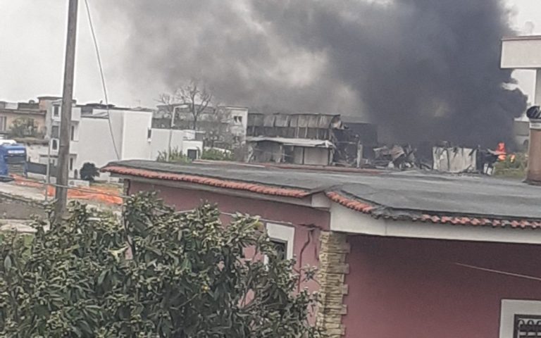 Scafati, forte vento: torna a bruciare l’ex Helios