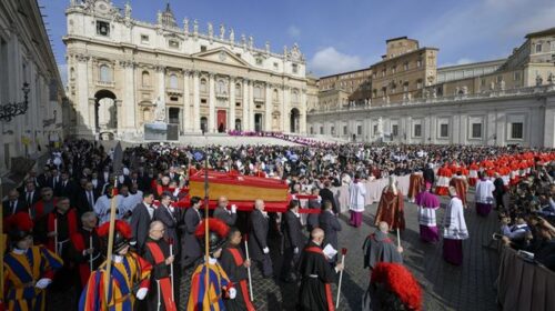 Funerali di Papa Francesco con i grandi della Terra e circa 200mila fedeli in piazza San Pietro