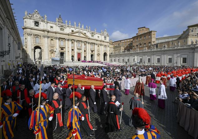 Funerali di Papa Francesco con i grandi della Terra e circa 200mila fedeli in piazza San Pietro