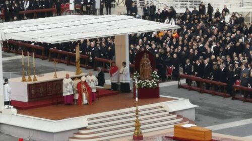 L’ULTIMO ABBRACCIO A PAPA FRANCESCO. ANCHE SALERNO ED IL VESCOVO BELLANDI A ROMA