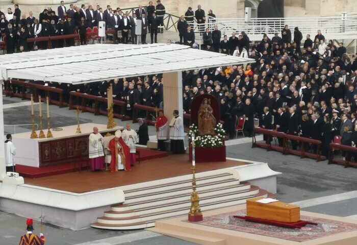 L’ULTIMO ABBRACCIO A PAPA FRANCESCO. ANCHE SALERNO ED IL VESCOVO BELLANDI A ROMA
