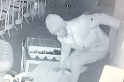 Furto al ristorante in via Clark a Salerno, la titolare sui social: “Ladro preso e poi scarcerato”