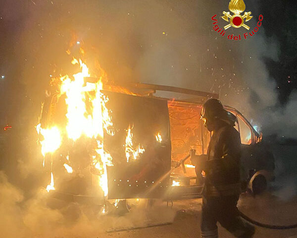 Montecorvino Rovella, notte di fuoco con due auto incendiate