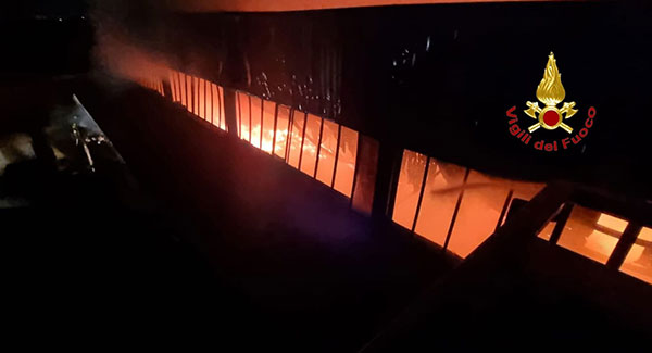 Incendio sito di stoccaggio a Scafati, feriti ed evacuati