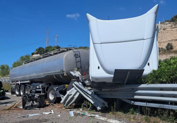 Incidente stradale tra Battipaglia ed Eboli, traffico paralizzato e camionista ferito