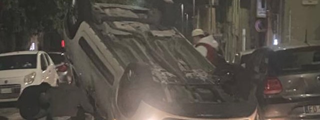 Salerno, auto si ribalta nella notte in via salvatore Calenda: ferita una ragazza