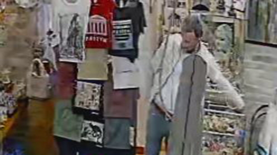 Capaccio/Paestum: furto nel negozio di souvenir: proprietario diffonde il video