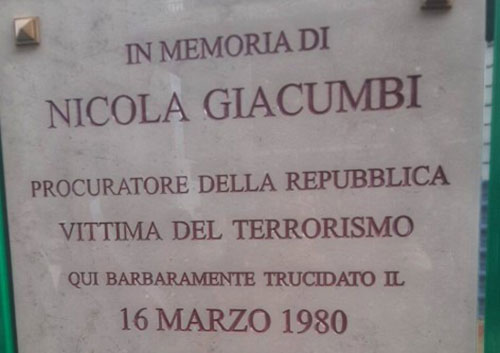 Lapide nel ricordo di Nicola Giacumbi ucciso dalle Br, Cirielli: censurata la mano degli assassinj