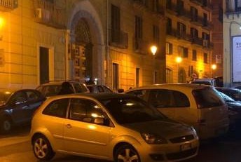 Salerno, zona Movida assediata dalla sosta selvaggia: raffica di multe