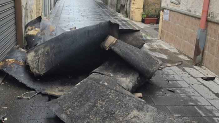 Forte vento a Pagani, vola copertura di un tetto