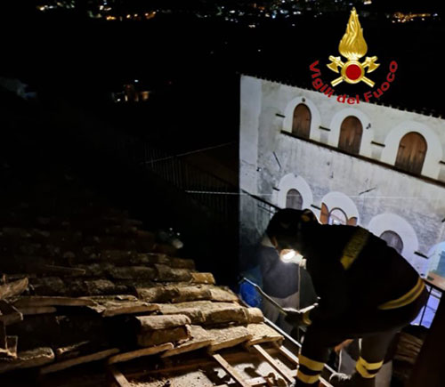 Salerno, incendio di un sottotetto nella notte a Ogliara: intervento dei vigili del fuoco