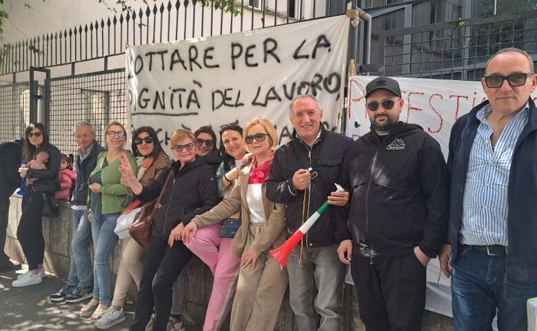 Vertenza Villa delle Rose di Cava de’ Tirreni: lavoratori iscritti al Cub Salerno in protesta davanti alla sede dell’Asl