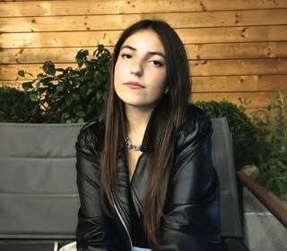 La poetessa Annamaria Parnolfo faccia a faccia con gli studenti della sua ex scuola