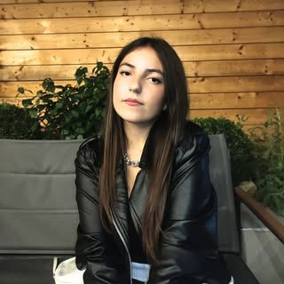 La poetessa Annamaria Parnolfo faccia a faccia con gli studenti della sua ex scuola