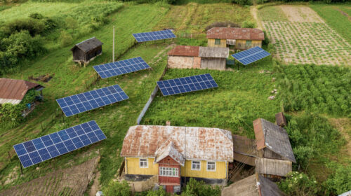 Il Villaggio Off-Grid: una Comunità che Vive senza Rete Elettrica