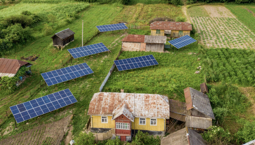 Il Villaggio Off-Grid: una Comunità che Vive senza Rete Elettrica