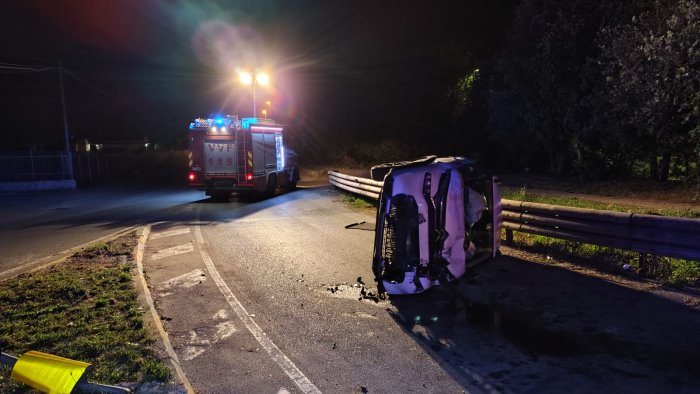 Eboli, auto si ribalta: 3 donne ferite