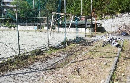 Salerno, campetto di via Camillo Sorgente abbandonato. Forza Italia: “L’amministrazione provveda subito”