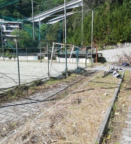 Salerno, campetto di via Camillo Sorgente abbandonato. Forza Italia: “L’amministrazione provveda subito”