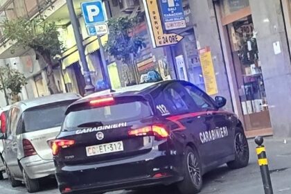 Sarno, straniero da in escandescenza in un bar: intervengono i carabinieri