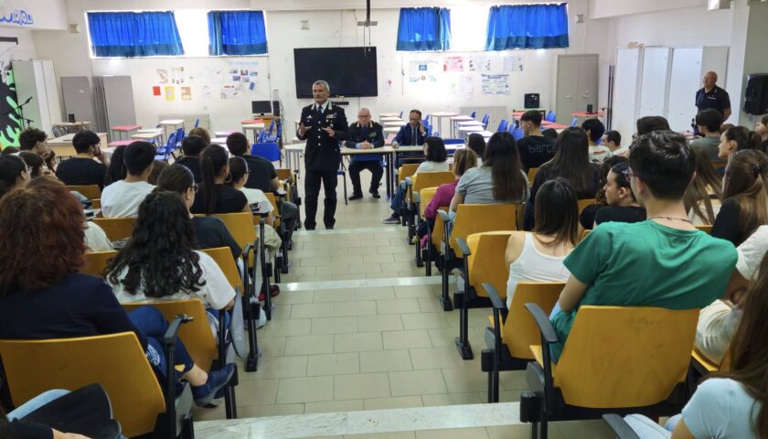 Rissa in via Niglio a Scafati: sindaco, colonnello dei carabinieri e comandante della Municipale incontrano gli studenti