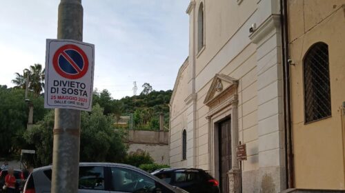 Eboli, coppia di sposi fa istituire un divieto di transito e sosta falso per agevolare gli invitati: scattano le sanzioni