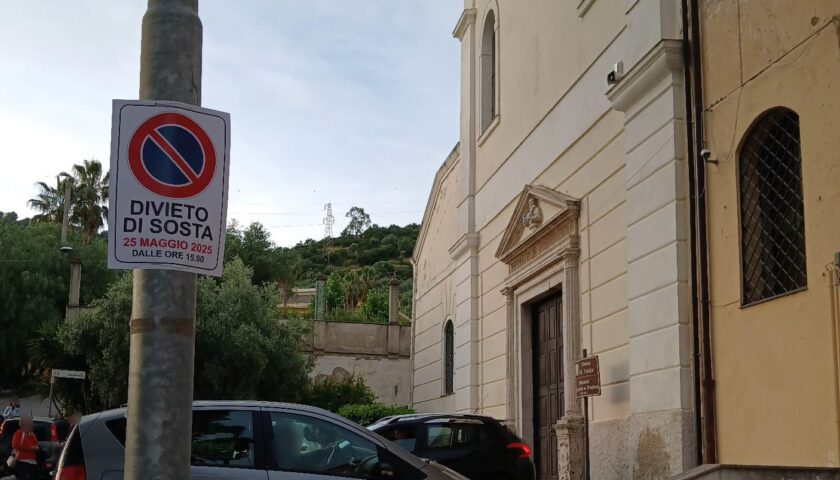 Eboli, coppia di sposi fa istituire un divieto di transito e sosta falso per agevolare gli invitati: scattano le sanzioni