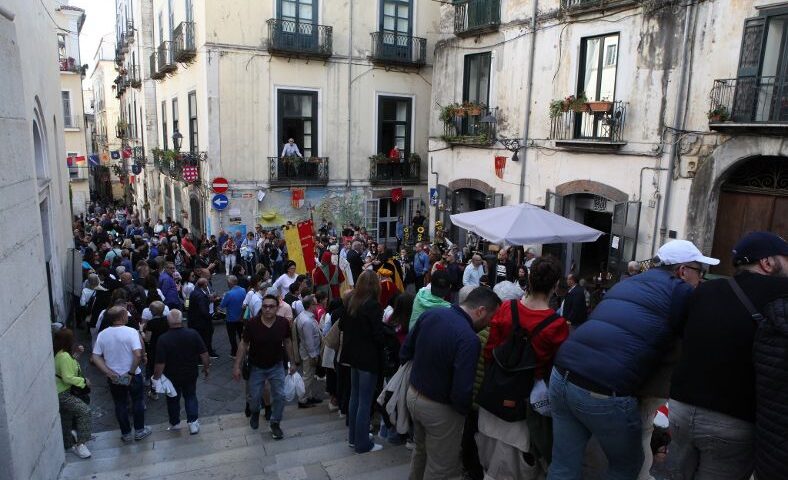 DOMANI ULTIMO GIORNO CON LA XXXIII FIERA DEL CROCIFISSO RITROVATO NEL CENTRO STORICO DI SALERNO