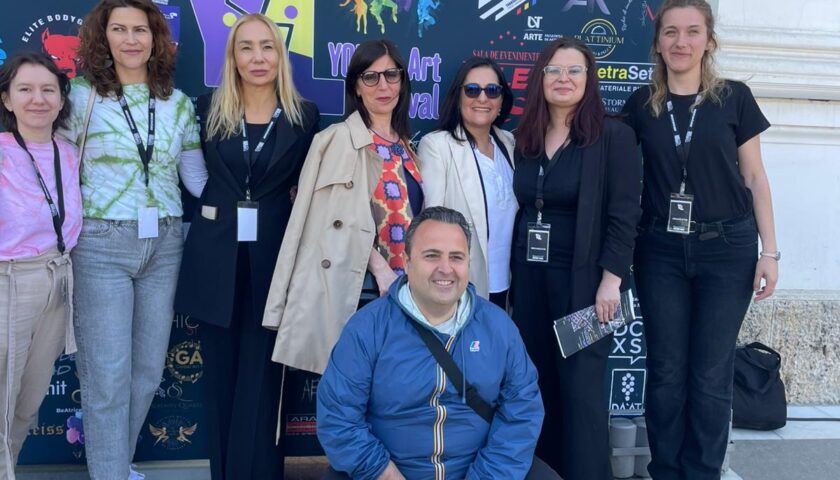 LA VOCE CALDA DI GENNARO DE CRESCENZO INCANTA IL FESTIVAL DI ARTE, MODA E MUSICA IN ROMANIA
