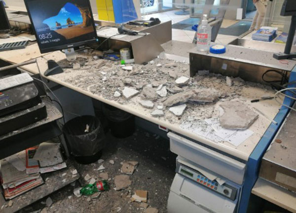 Salerno, distacco di intonaci: chiuso fino a lunedì ufficio postale di Fratte
