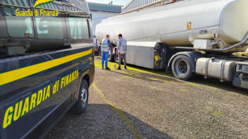Prezzi del carburante attenzionati in Campania, stretta della Guardia di Finanza