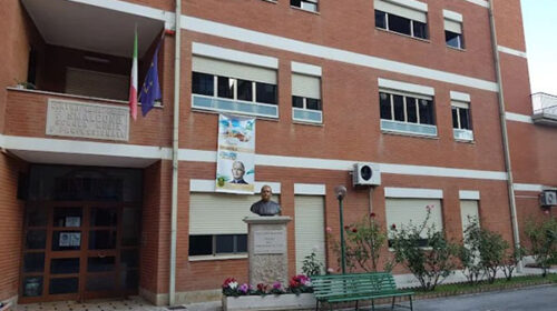 Salerno, i genitori degli alunni dello Smaldone studiano il linguaggio dei segni per comunicare con i bambini