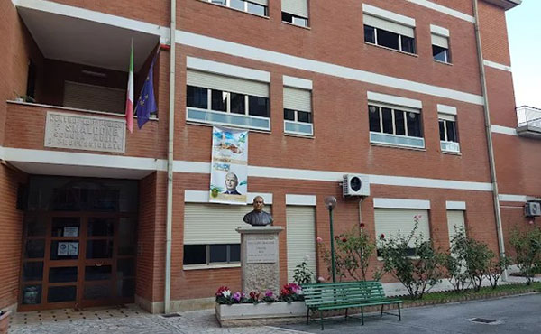 Salerno, i genitori degli alunni dello Smaldone studiano il linguaggio dei segni per comunicare con i bambini