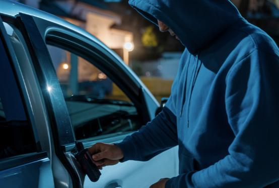 Salerno, ladri a Pastena e Torrione: rubato anche un passeggino da un’auto in sosta