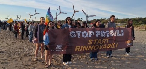 Legambiente, catena umana a Paestum: “E’ tempo di agire, salviamo il clima”