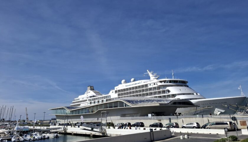 Salerno, alla Stazione Marittima la Regent Seven Seas Cruises con 500 croicieristi