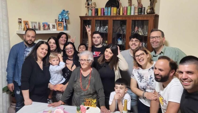 Mercato San Severino, festa in via Ferrovia per i 100 anni di Silvia Barbella