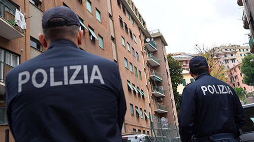 Salerno, mix di alcol e farmaci: uomo in bilico sul cornicione salvato in extremis dai poliziotti