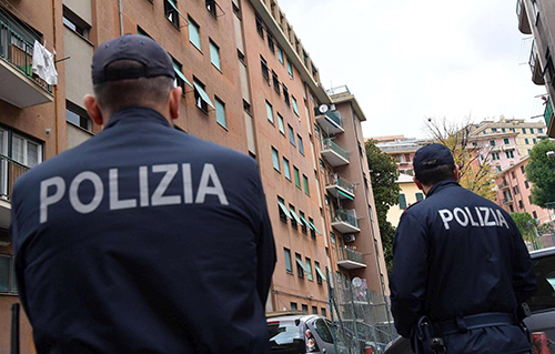 Salerno, mix di alcol e farmaci: uomo in bilico sul cornicione salvato in extremis dai poliziotti