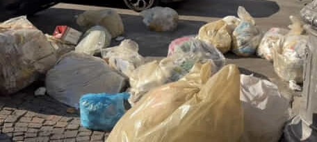 Salerno, conferimento irregolare di rifiuti: multati i commercianti di via Roma