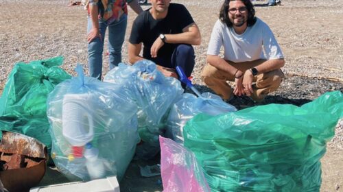 Salerno, attivisti in azione sulla spiaggia a Mercatello: raccolti oltre 37 kg di rifiuti