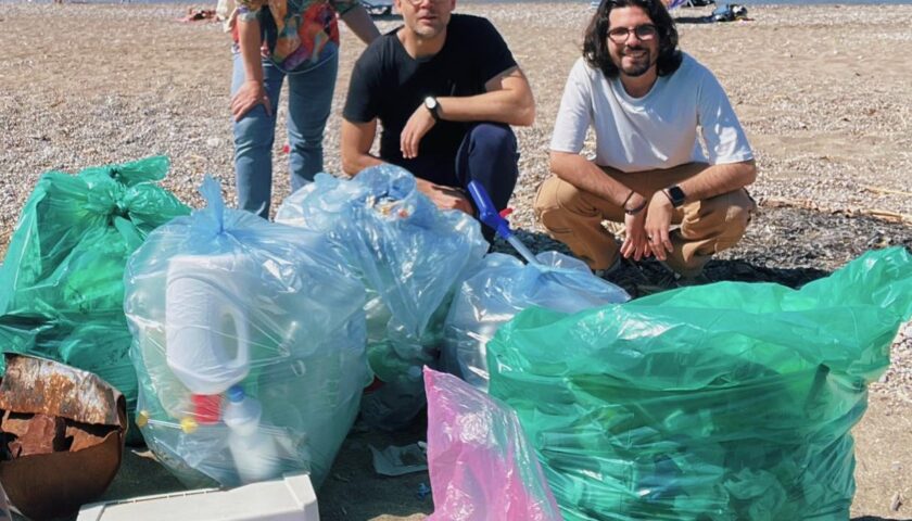 Salerno, attivisti in azione sulla spiaggia a Mercatello: raccolti oltre 37 kg di rifiuti